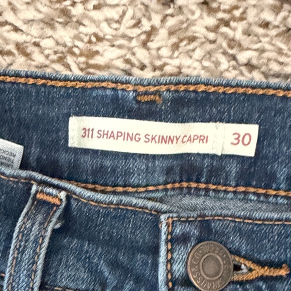 Levi's Women's Dark Indigo Denim Capris - Picture 2 of 4